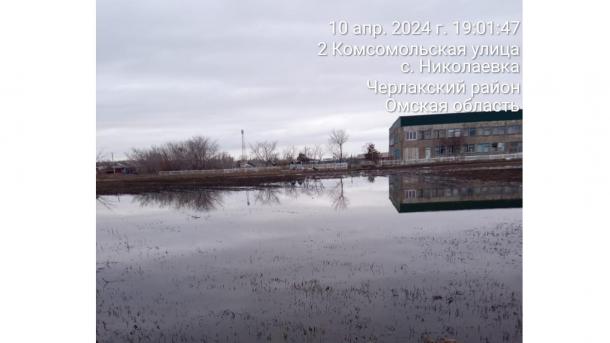 Паводок приводит к сбоям в вывозе мусора в Омской области