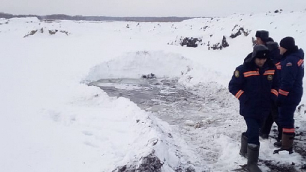 Водолазов подключили к поиску мужчины, утонувшего вместе с бульдозером в Новосибирской области