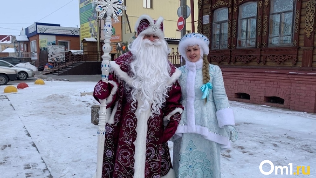 «Имеют QR-код, всегда трезвые»: в Омске появились объявления с вызовом привитых Снегурочки и Деда Мороза на дом