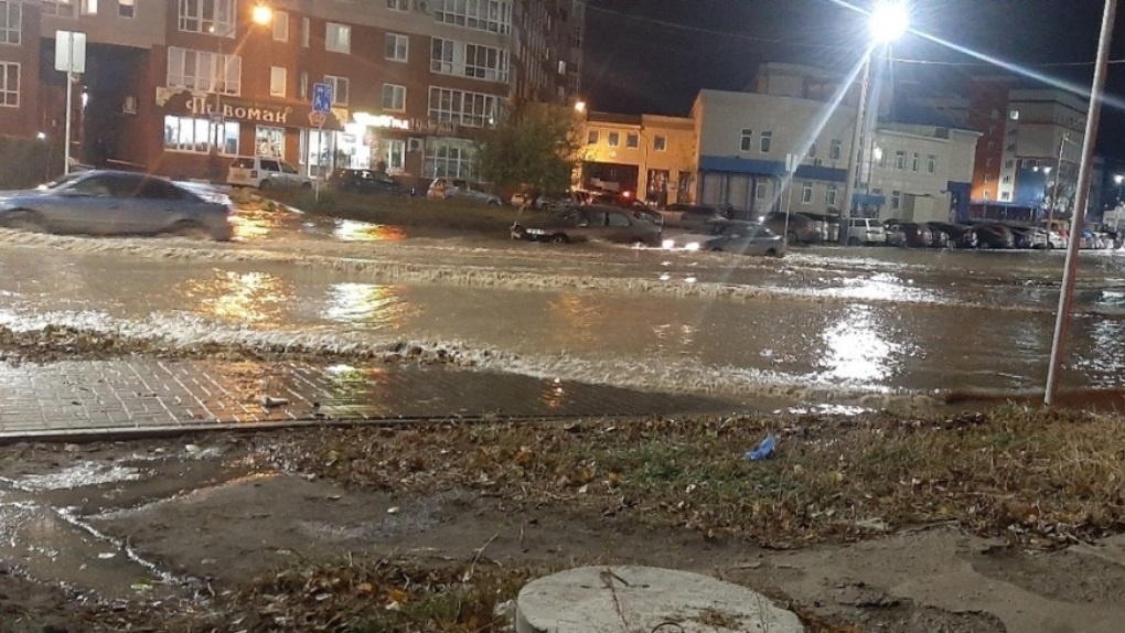 Омское «море»: на Левобережье снова затопило улицу Дмитриева