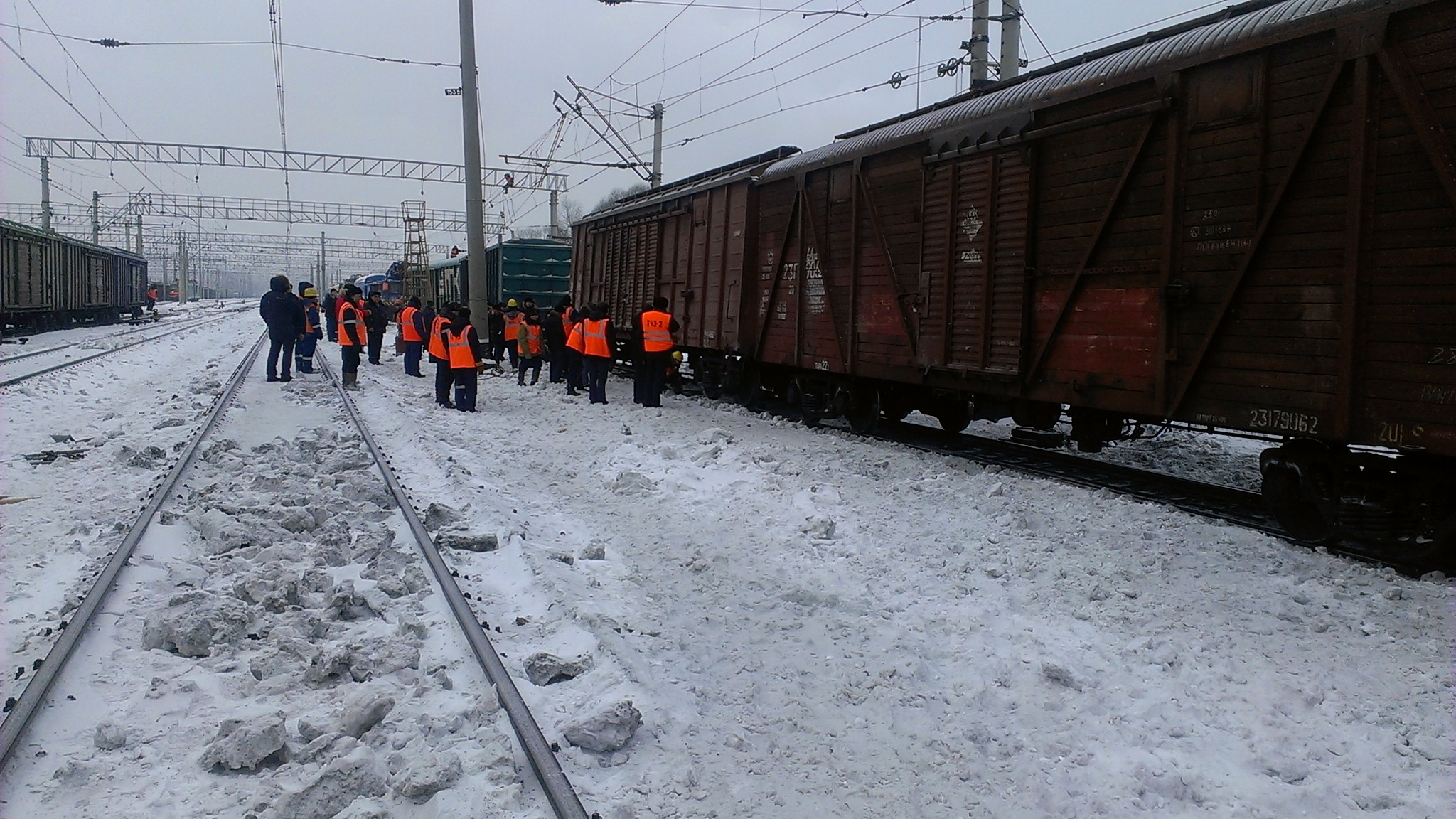 Грузовые поезда 4. Станция Мегет крушение поезда. Сход полувагонов. Сход поезда. Сход вагонов в Омске.