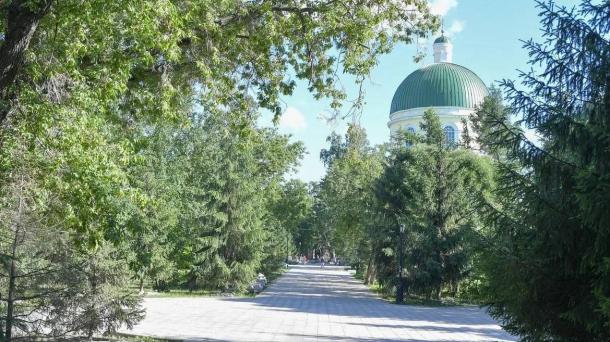 Губернатор Хоценко побывал в Городском саду Омска