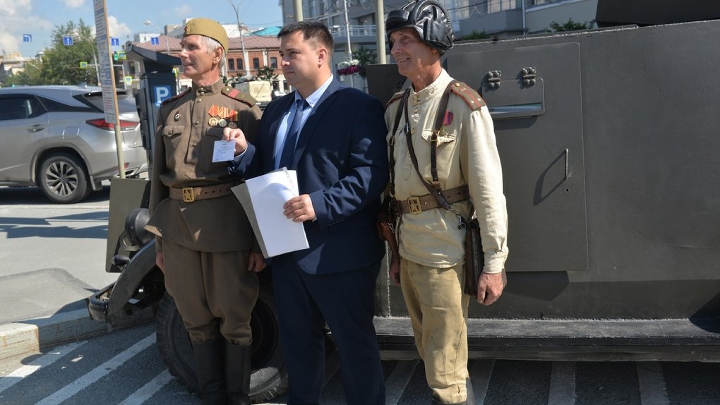 Военный броневик встретил кандидата Романа Яковлева от КПРФ после регистрации на выборы губернатора