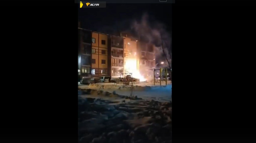 В Новосибирске снова обстреляли салютами стену жилого дома