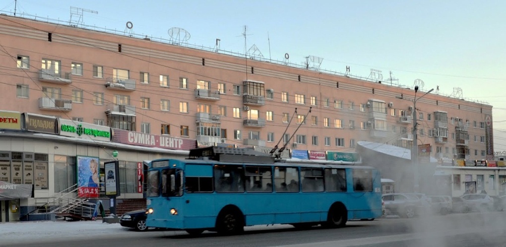 Голубой омск. Голубой огонек Омск магазины. Остановка голубой огонек Омск. Синий огонек Омск. Магазин голубой огонек в Омске фото.