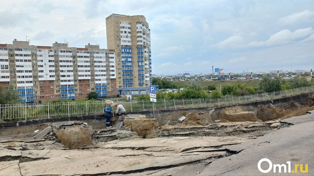 «Замарайка ни при чём». Омские рабочие выясняют причину обрушения дороги у новостройки