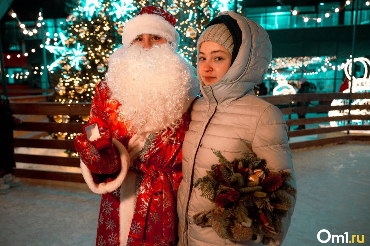 Омич в костюме Деда Мороза сделал предложение девушке на льду катка на  «Зелëном острове» — ВИДЕО | 18.12.2022 | Омск - БезФормата