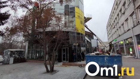 Сносят стены: Park Cafe продолжают разбирать в центре Новосибирска