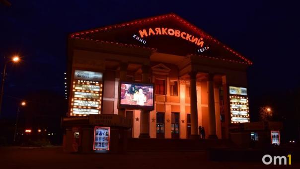 В омских кинотеатрах запустят классику и хиты российского кинематографа вместо голливудских премьер