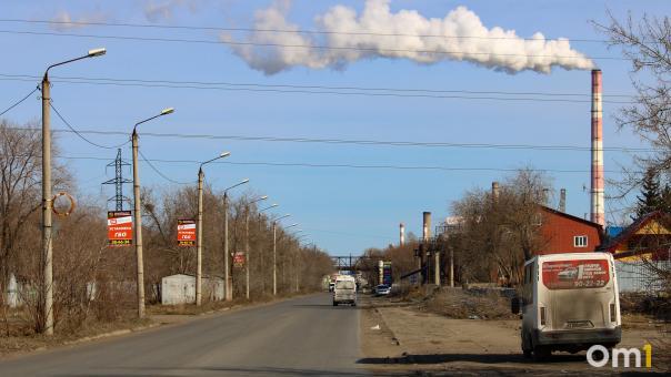 «Даже насморк пробивает»: жители Левобережья и Нефтяников пожаловались на едкий запах