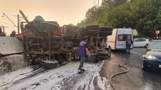 Водителю зажало ногу: КамАЗ с сыпучим грузом перевернулся в Новосибирске. Кадры 18+