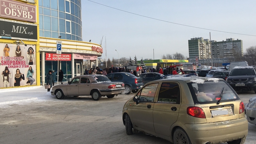 В Омске срочно эвакуировали посетителей двух крупных торговых центров