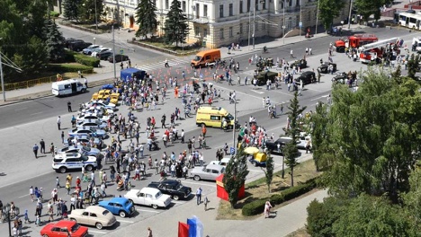 В центре Омска празднуют День России и День Святой Троицы