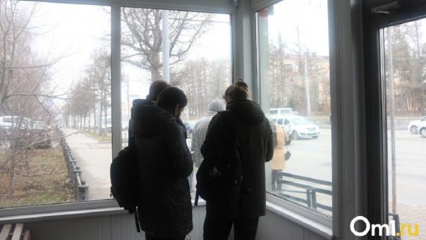 Привлекали внимание девочек. В Омске подростки разгромили тёплую остановку