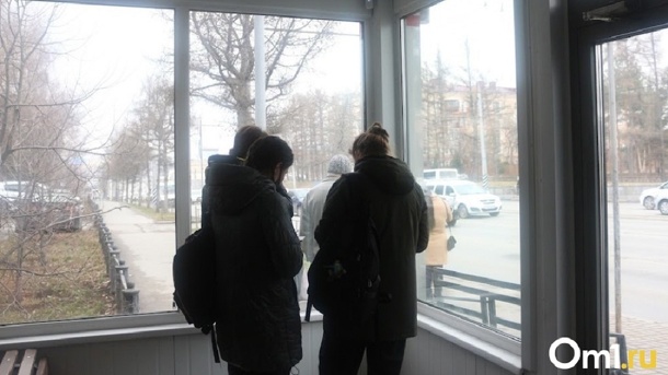 Привлекали внимание девочек. В Омске подростки разгромили тёплую остановку