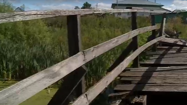 Жители Омской области остались отрезанными от цивилизации — у них рухнул мост