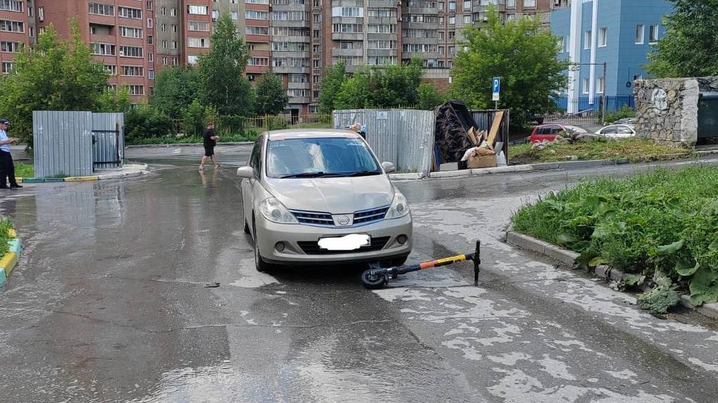 В Новосибирске водитель сбил ребенка на электросамокате