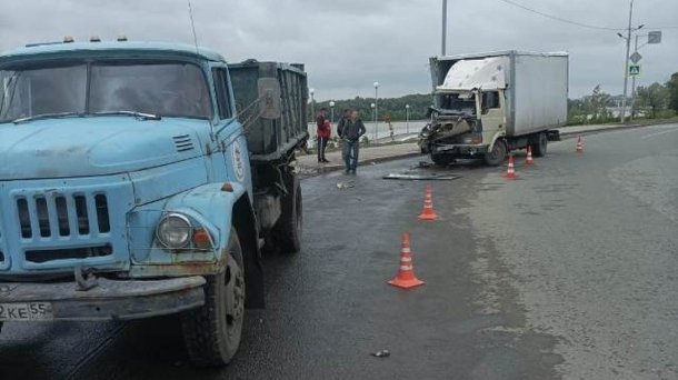 В Омске возле набережной столкнулись фуры: в жёстком ДТП пострадали молодые парни