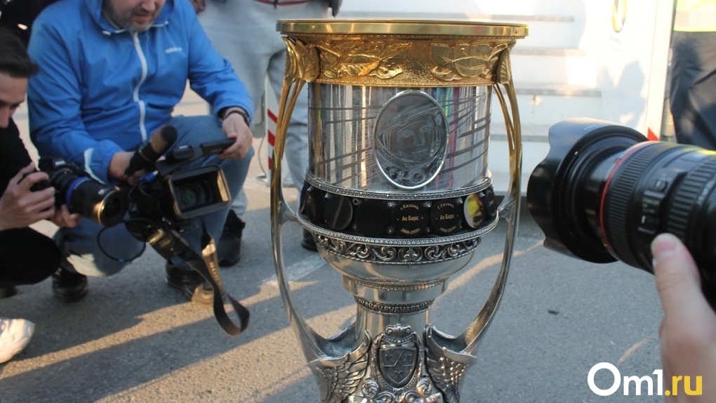 Осквернение трофея или великая битва? Игрок омского «Авангарда» приготовил окрошку в Кубке Гагарина