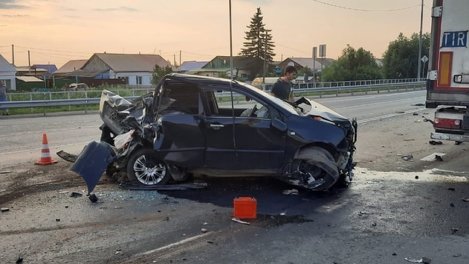 На трассе Тюмень - Омск молодая женщина на китайской легковушке угодила сразу под две фуры