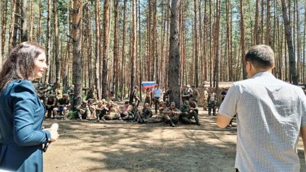 Новосибирские артисты выступили под грохот снарядов перед бойцами в зоне СВО