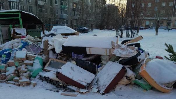 В мусорных завалах на контейнерных площадках обвинили омичей