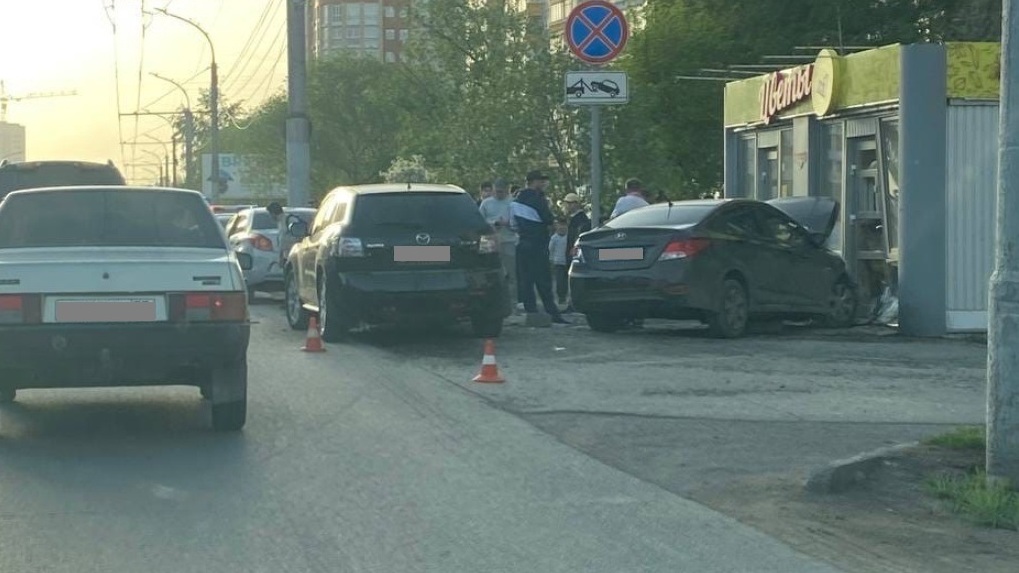 В Омске иномарка вылетела на тротуар после массового ДТП на улице 70 лет Октября