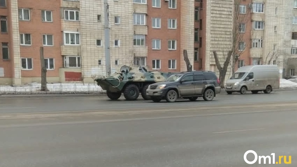 В центре города омичи заметили военную технику