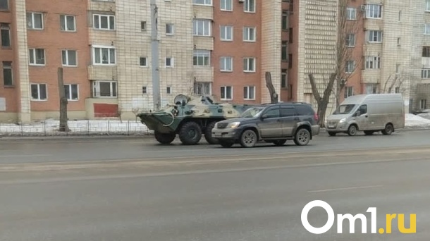 В центре города омичи заметили военную технику