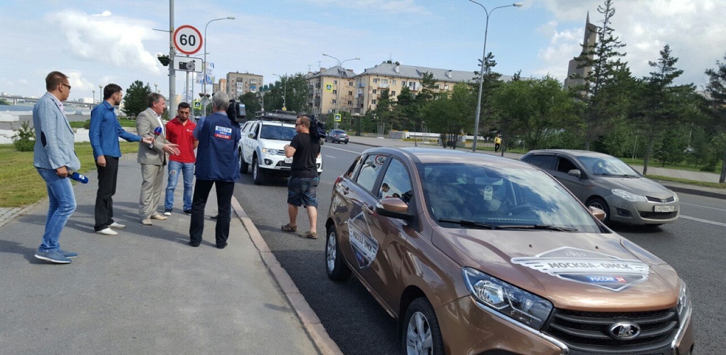 Авто работа омск. Дорогие машины в Омске. Машины Минстрой. Машина репортёров фото.