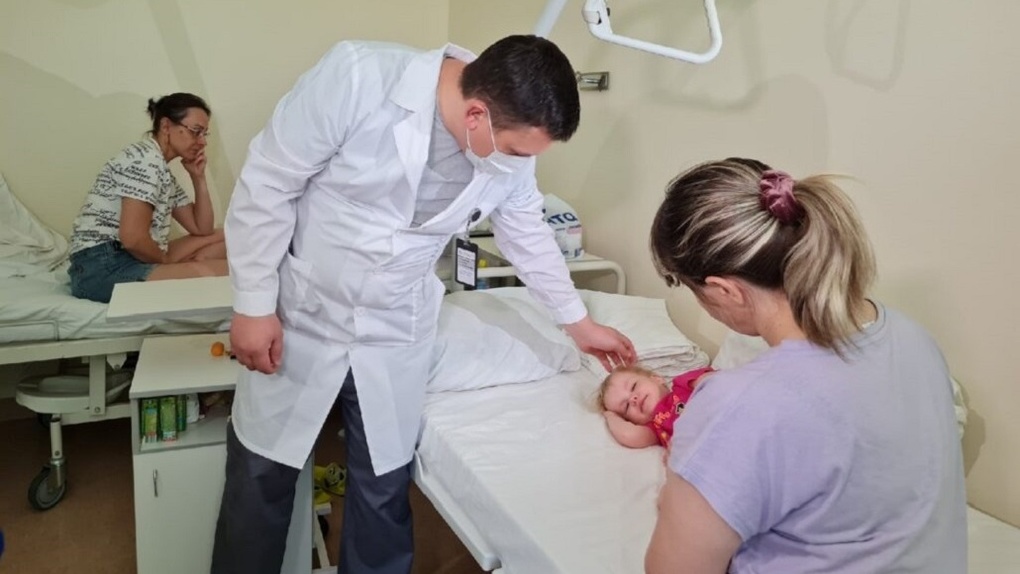 Не могла ходить и сидеть: новосибирские хирурги спасли 3-летнюю девочку после падения из окна