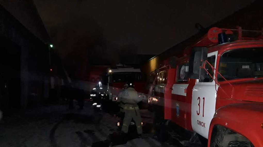 Крупный пожар в центре Омска тушили больше полусотни спасателей