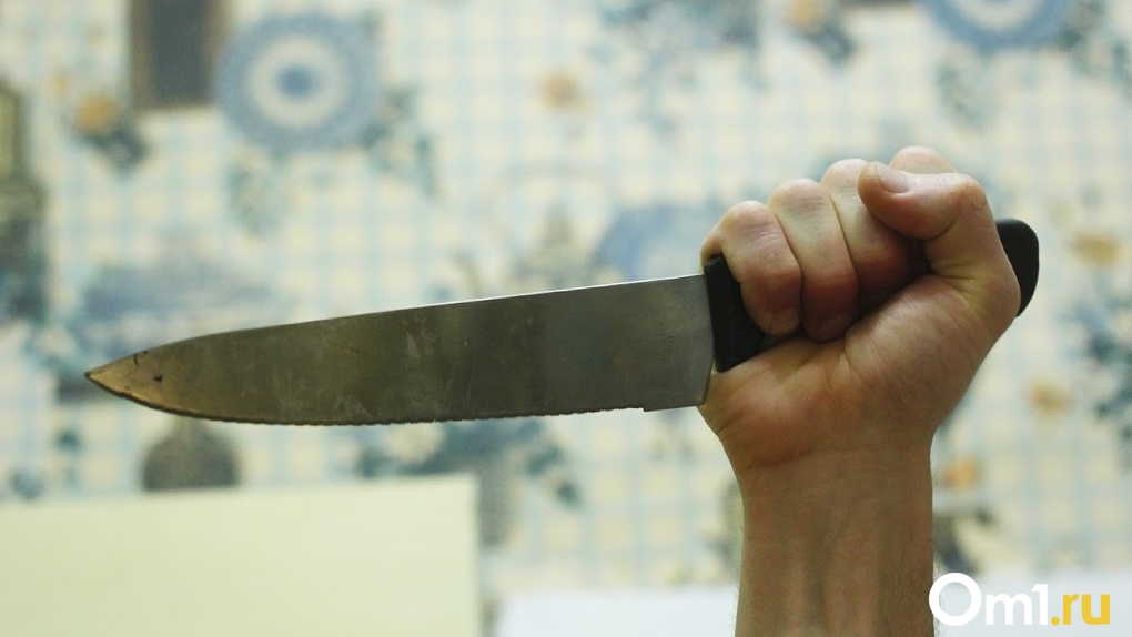 В праздник в Омске изрезали ножом двух мужчин