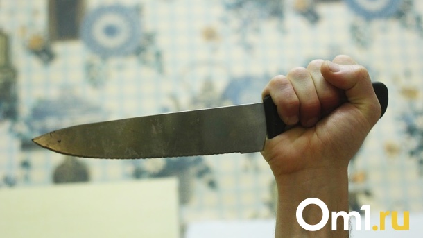 В праздник в Омске изрезали ножом двух мужчин