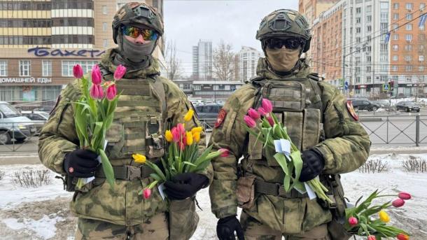 Курсанты военного института Росгвардии поздравили жительниц Новосибирска с 8 Марта