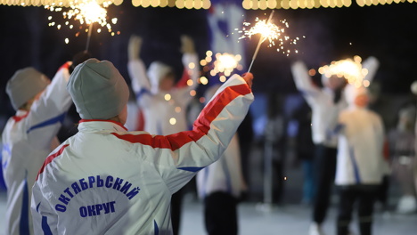 На открытие самого большого городского катка Red Star пришло порядка тысячи омичей