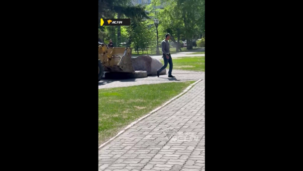 В Новосибирске бульдозером снесли скульптуру в форме сердца в Первомайском сквере