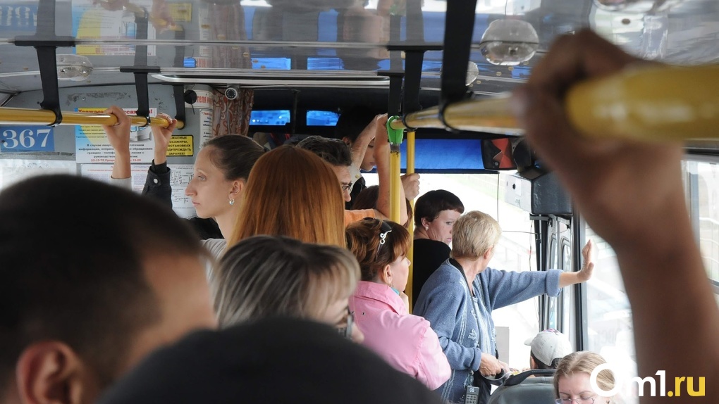 Омичи вынуждены ежедневно ждать единственный автобус до дома, который ходит раз в час