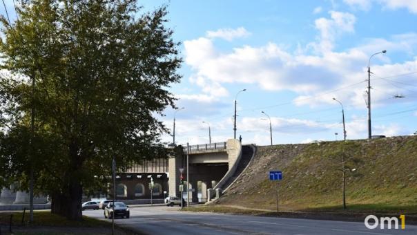В центре Омска скорость движения автомобилей снизили до 40 км/ч