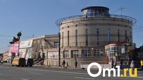 Омичка хочет получить от перевозчика миллион рублей за отлетевшее в неё колесо автобуса