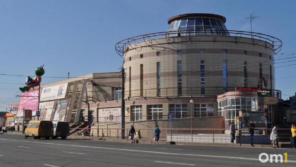 Омичка хочет получить от перевозчика миллион рублей за отлетевшее в неё колесо автобуса