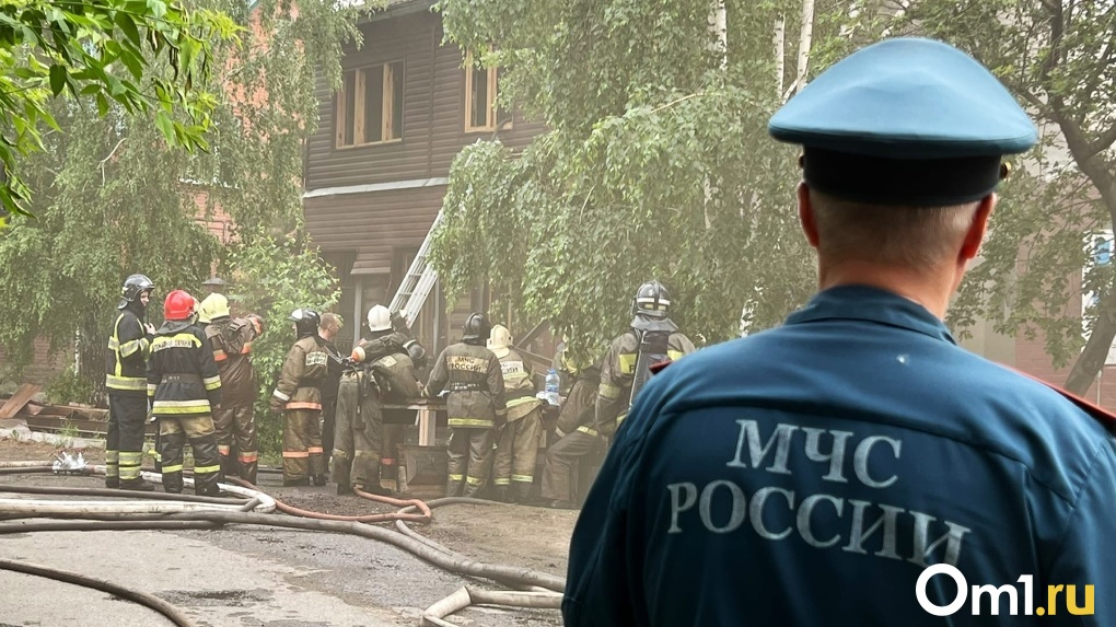 Дом с дурной славой и усатый спасатель: как тушили пожар за музыкальным театром в Омске