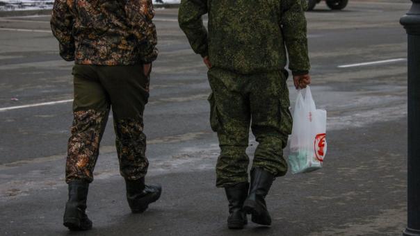 Мобилизованные показали, в каких палатках живут в полевом лагере в Омске. ВИДЕО