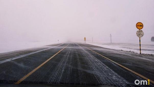 Пострадали двое детей: на омской трассе внедорожник улетел в кювет