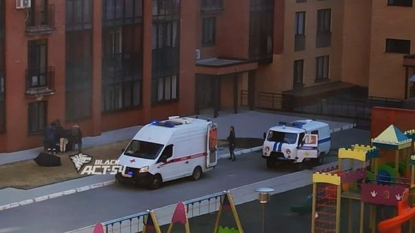 Новосибирец с раскрытым зонтиком в руках сорвался с восьмого этажа