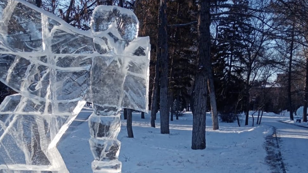 Фигура омск. Ледяная скульптура человека. Центр Сургута ледяные скульптуры. Ледяные фигуры Омск. Встреча скульптура сломали в Омске.