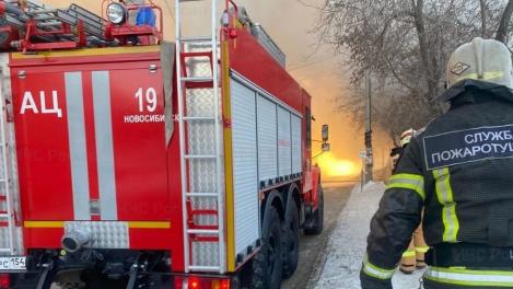 Десять пожаров и два ДТП: новосибирские спасатели провели напряжённые сутки