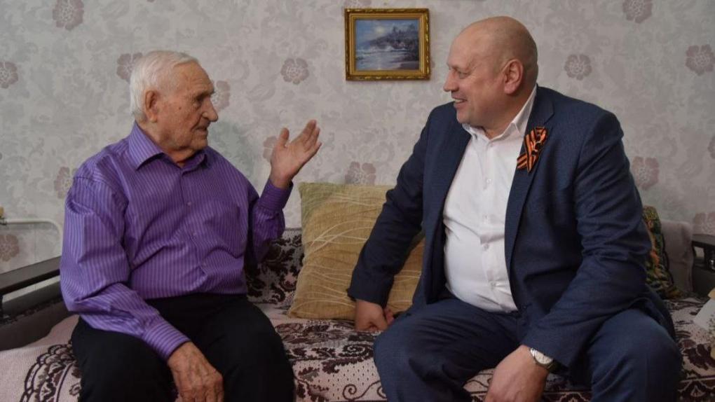 На обед к врагу: омский ветеран поделился курьёзной историей с мэром Шелестом