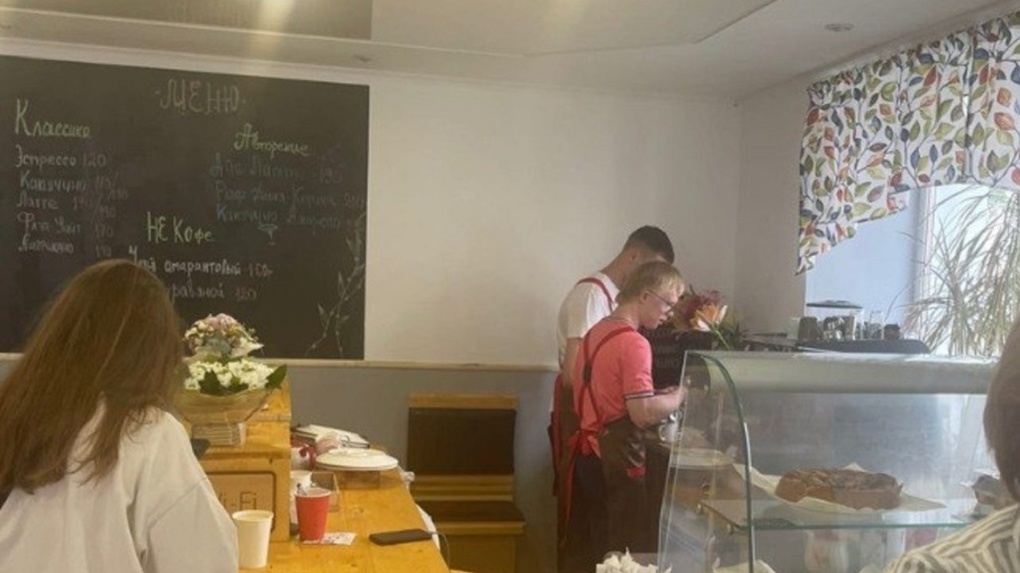 В Новосибирске закрылась первая инклюзивная кофейня с бариста с синдромом Дауна