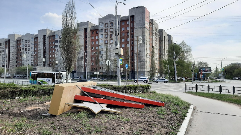 Штормовой ветер снёс конструкцию, установленную в честь Дня Победы в Омске